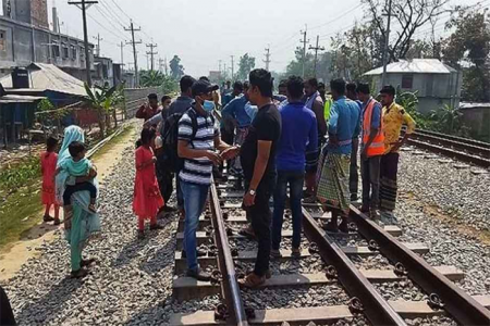 কুমিল্লায় ট্রেনে কাটা পড়ে ৩ যুবক নিহত   